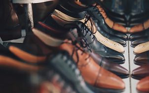 eleganckie skórzane buty w różnych kolorach stojące na wystawie