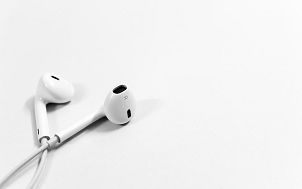 Zestaw słuchawkowy w kolorze białym, douszny na białym tle. Image by Free stock photos from www.rupixen.com from Pixabay