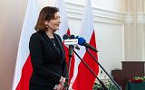 Wojewoda Podkarpacki Ewa Leniart przemawiająca do mikrofonu na tle białoczerwonych flag (autor: Angelika Kuźbida - Biuro Wojewody)