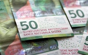 Na zdjęciu widoczna jest części banknotu o nominale 50 franków szwajcarskich leżąca na innych banknotach o tym samym nominale Obraz myshoun z Pixabay