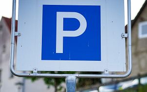 znak parkingowy, biała litera "p" na niebieskim tle umieszczona na znaku. Image by EM80 from Pixabay